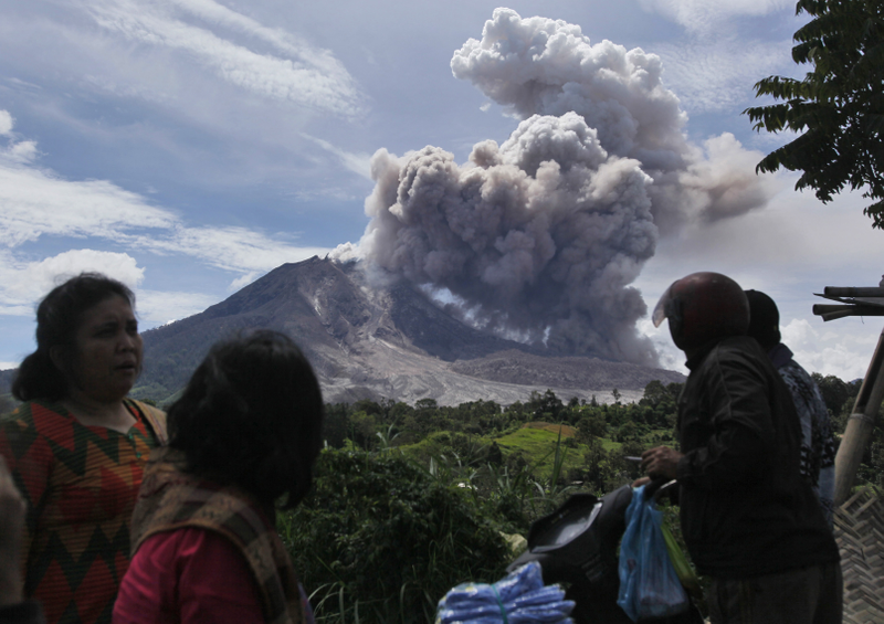 Illustration for article titled 2 km de ceniza: impresionantes fotos de la erupción del volcán Sinabung